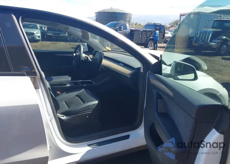 2022 Tesla Model Y Long Range Dual Motor All-Wheel Drive z USA, uszkodzony, nr VIN 7SAYGAEE8NF540779